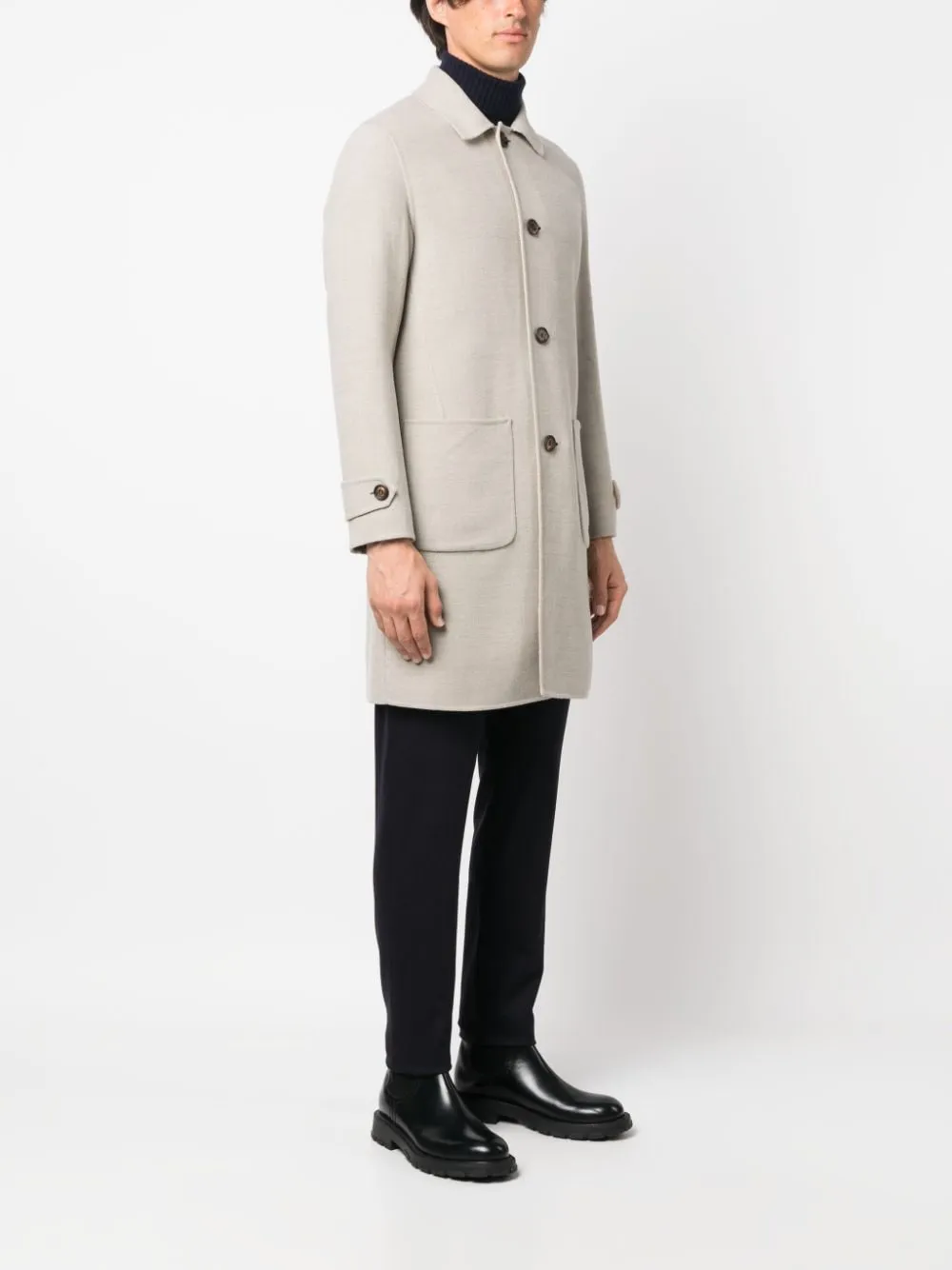 Cappotto con colletto largo in beige - uomo