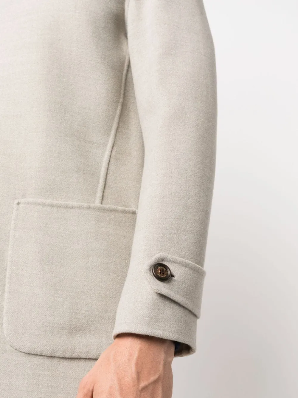 Cappotto con colletto largo in beige - uomo
