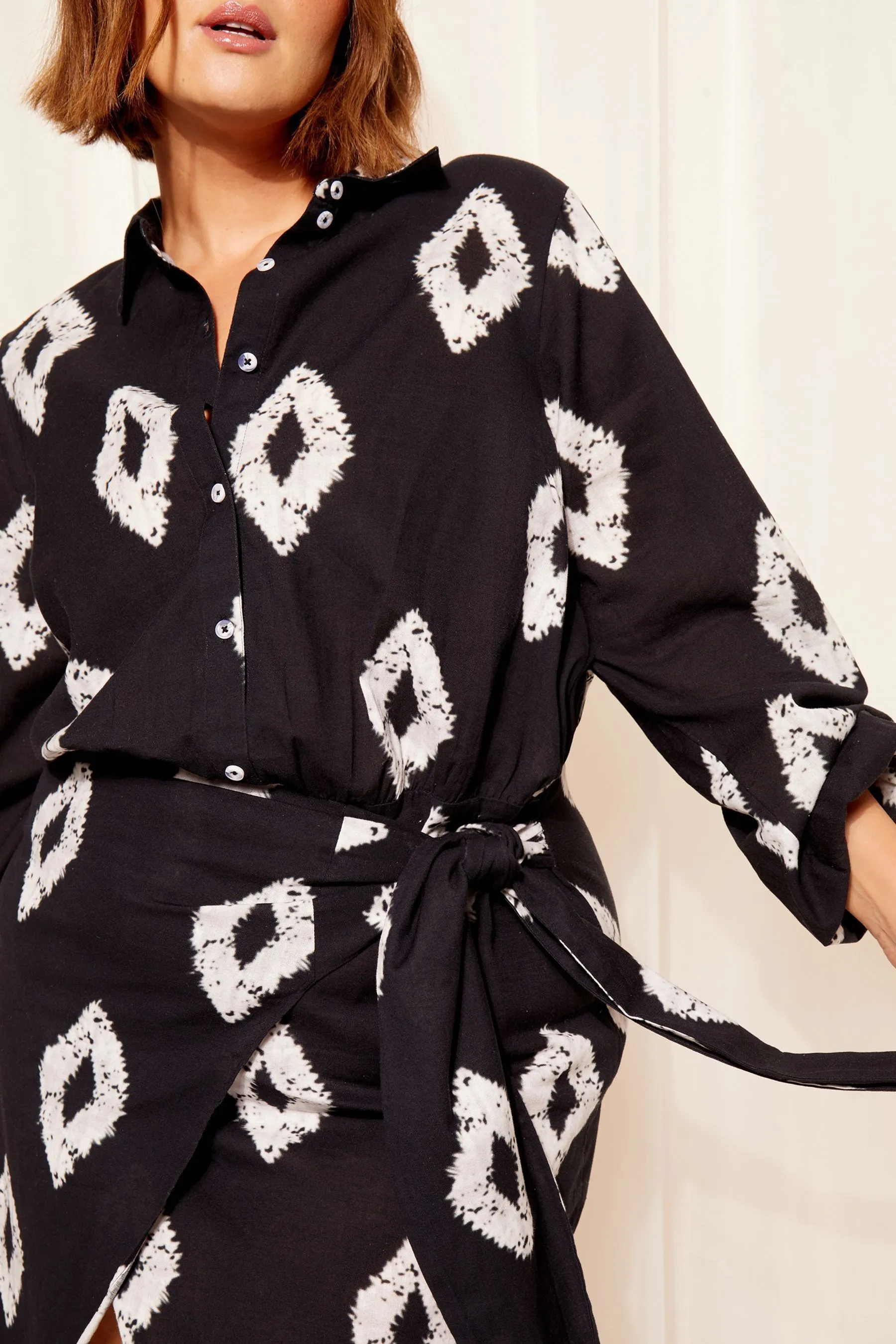 Curves Like These - Abito chemisier in misto lino e cotone con allacciatura Con bottoni laterale