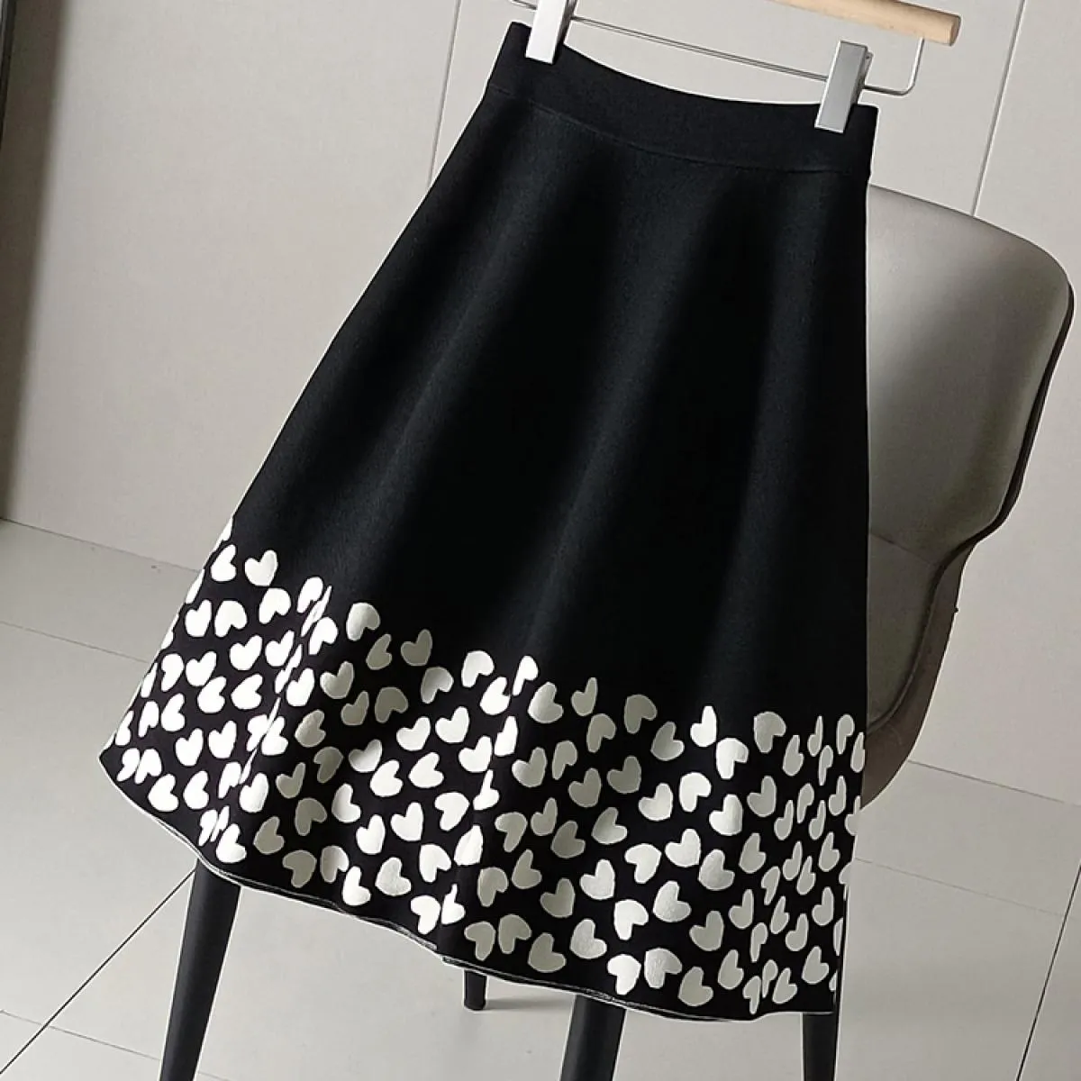 Gonna al ginocchio lavorata a maglia casual da donna Gonna svasata a forma di amore nera drappeggiata anti pilling a vita alta 2