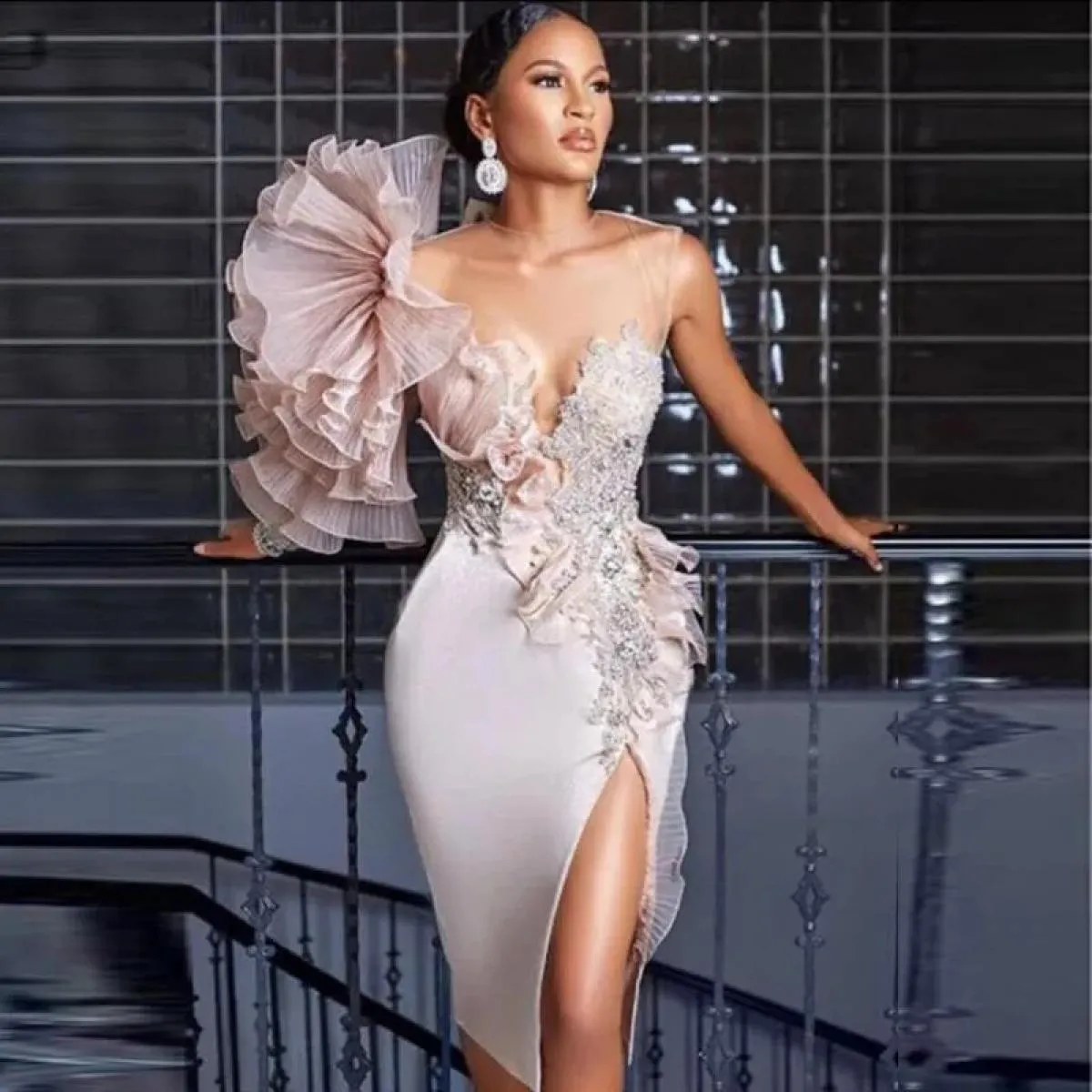 Moda Guaina Robe De Soiree Lunghezza al ginocchio Chic Abito da sera corto Abito formale Abito da cocktail con scollo arricciato