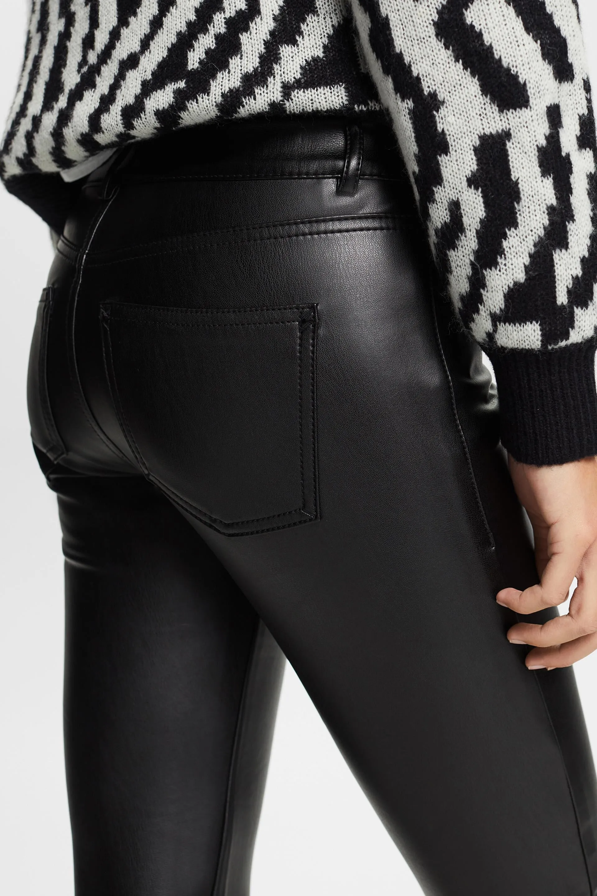 Pantaloni in similpelle a zampa