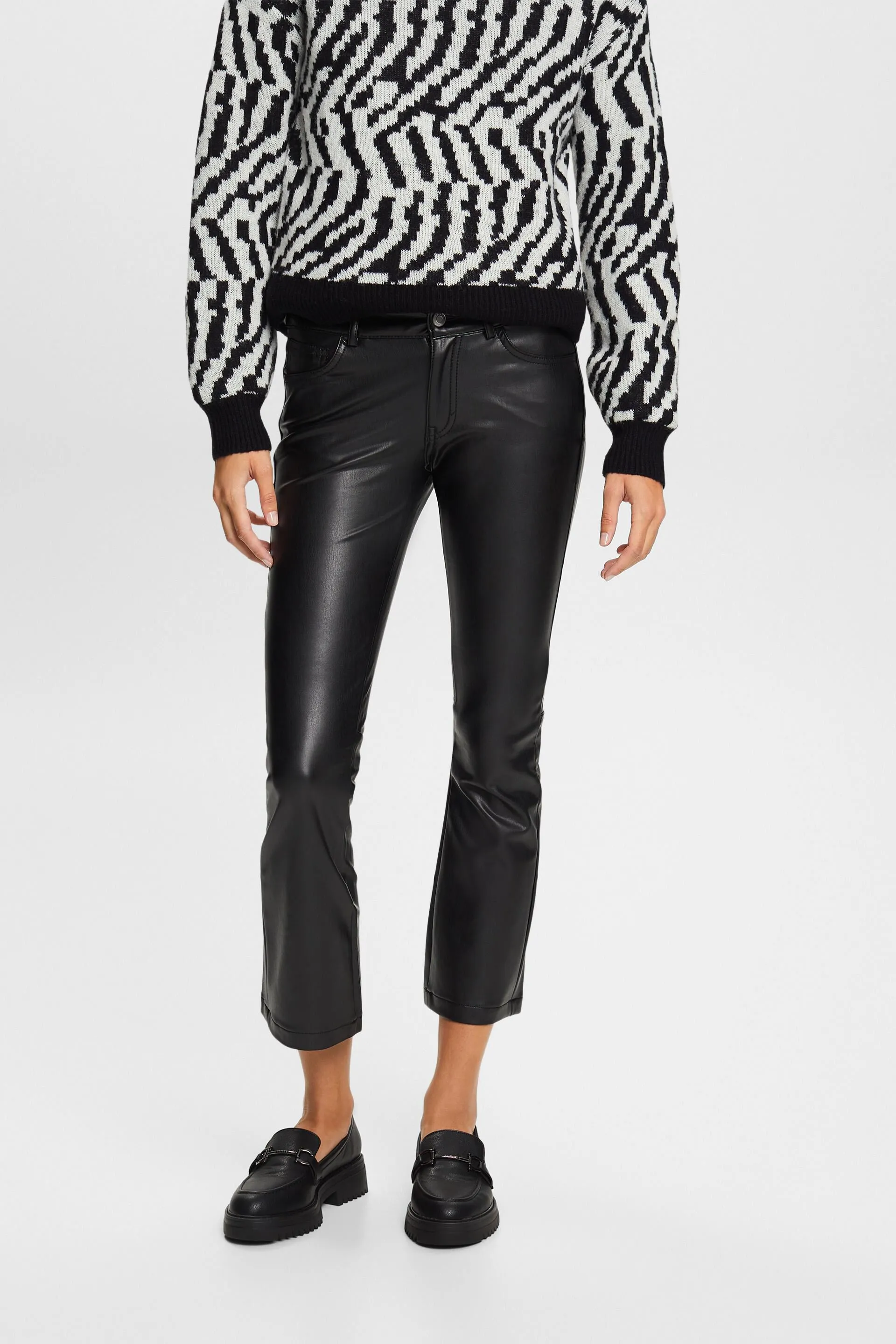 Pantaloni in similpelle a zampa