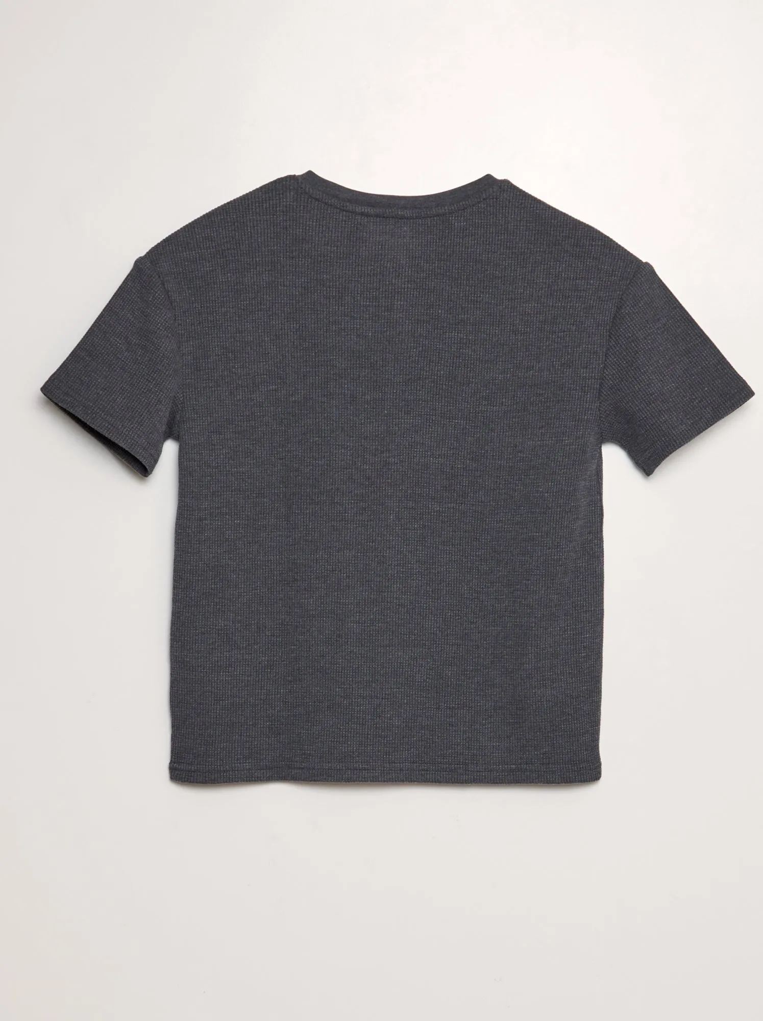 T-shirt testurizzata con collo serafino - NERO