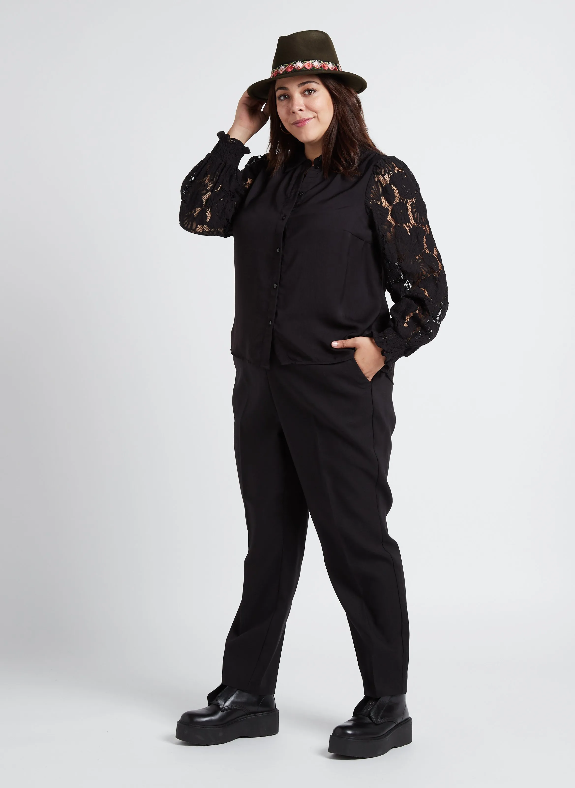  VERO MODA CURVE   CABENA - Camicia collo classico con ricami traforati | Nero