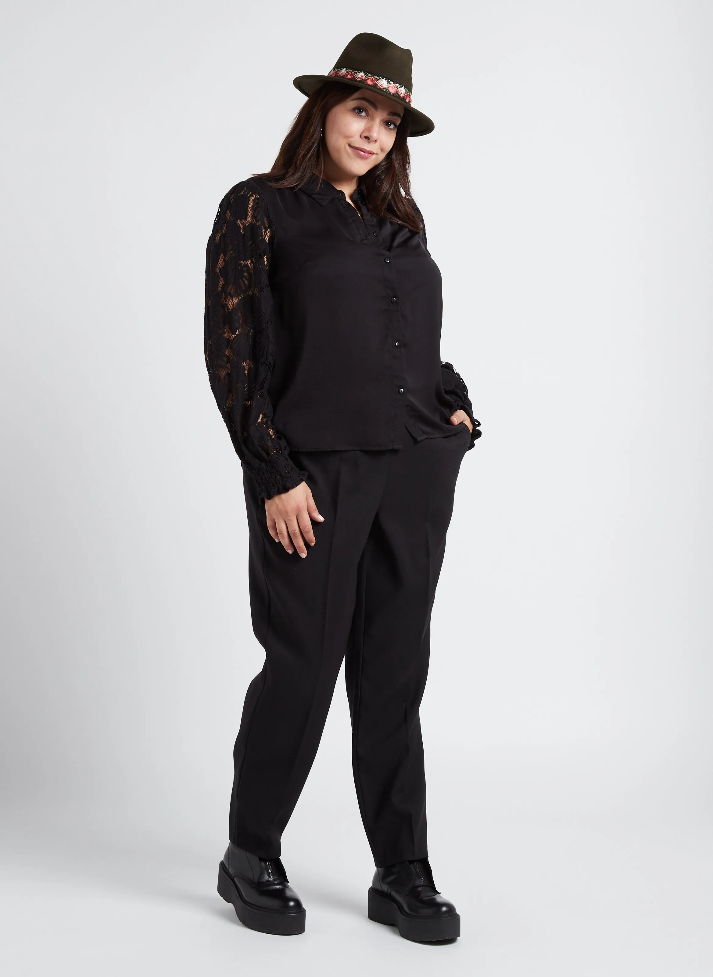  VERO MODA CURVE   CABENA - Camicia collo classico con ricami traforati | Nero