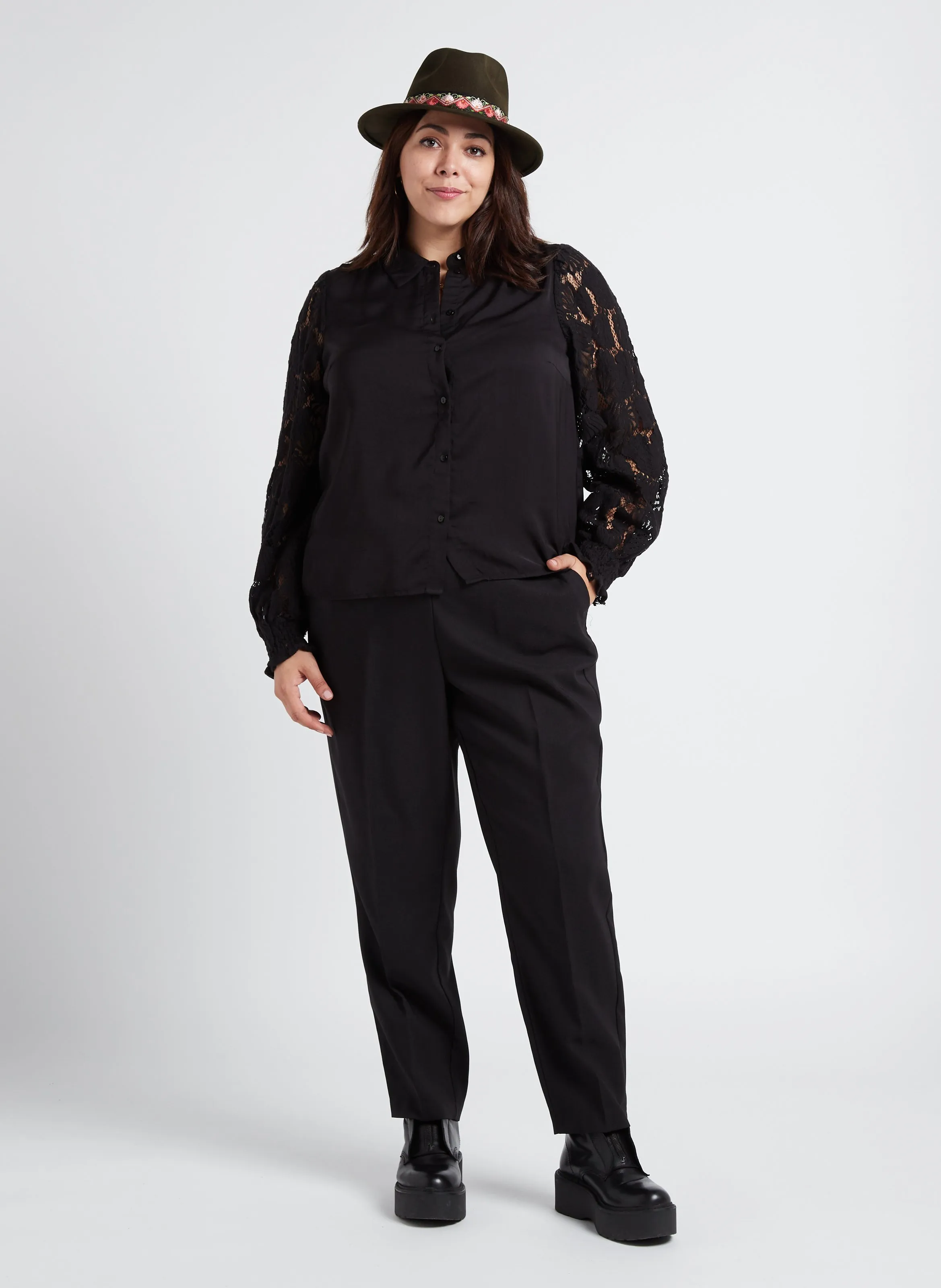  VERO MODA CURVE   CABENA - Camicia collo classico con ricami traforati | Nero