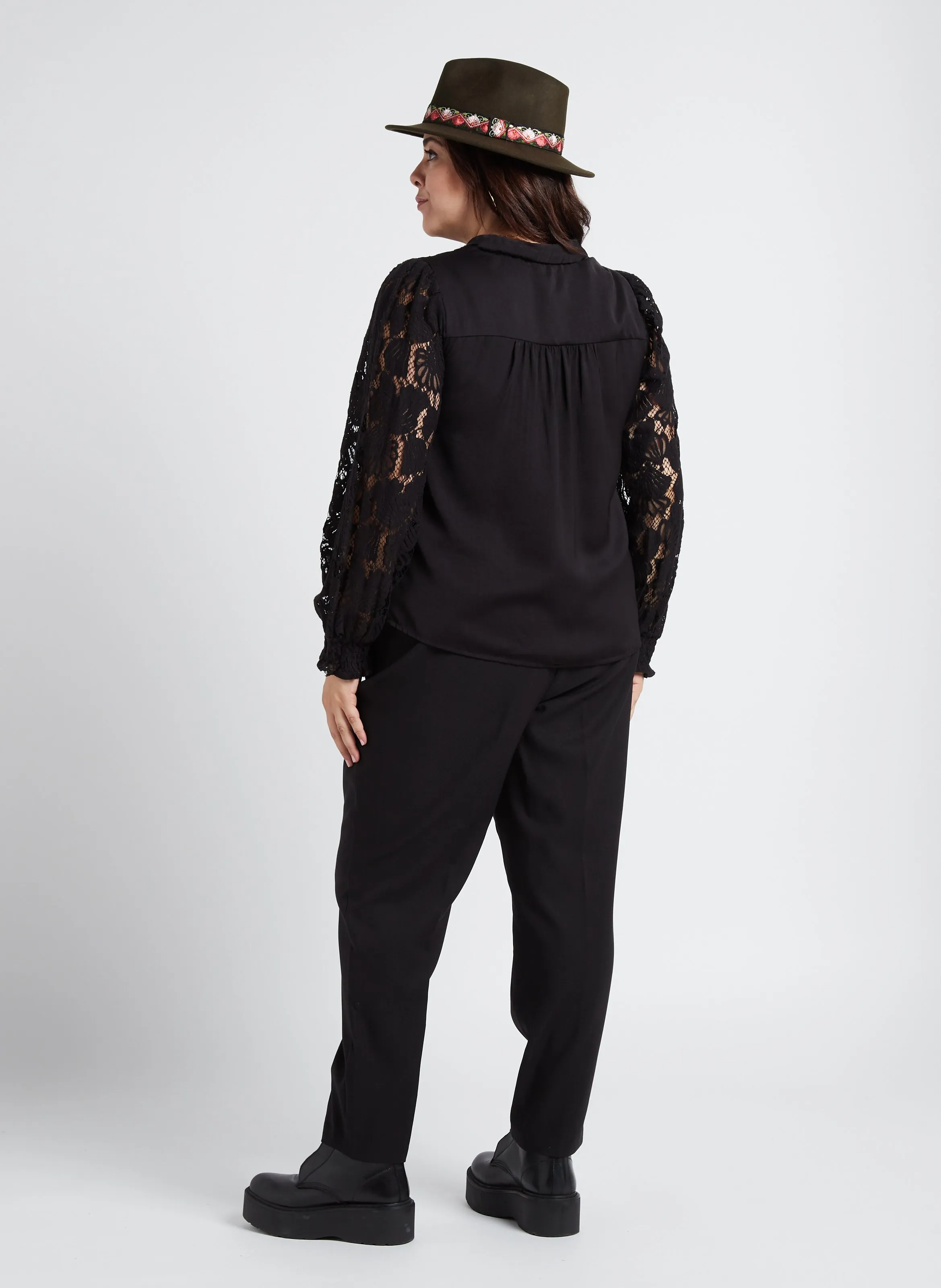  VERO MODA CURVE   CABENA - Camicia collo classico con ricami traforati | Nero